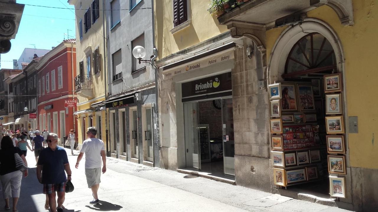 Pula Center Old Town Apartments And Rooms Exterior photo